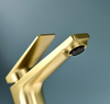 Grifo de lavabo de baño de un orificio montado en cubierta de latón dorado cepillado de estilo moderno de gama alta