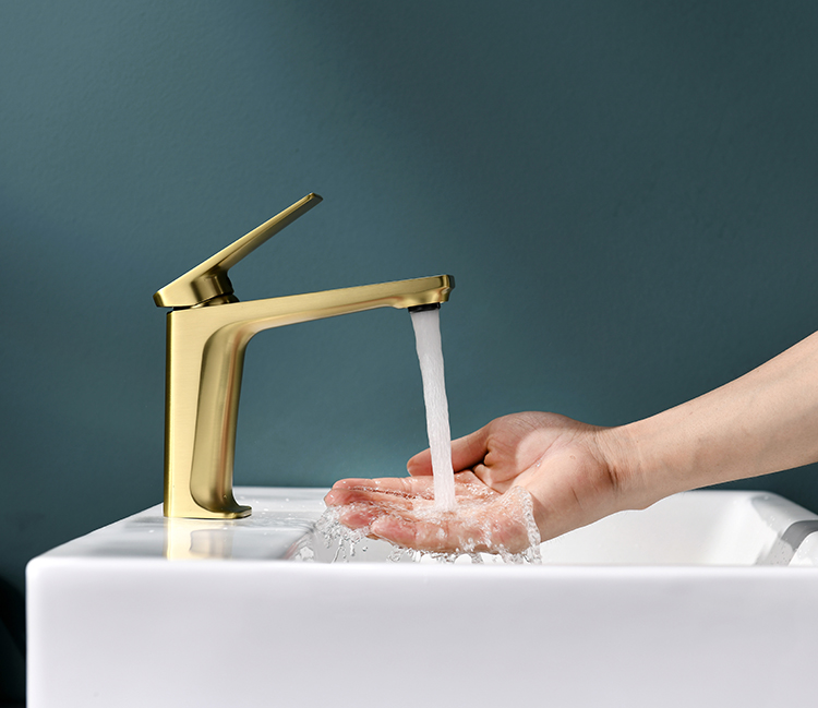 Grifo de lavabo de baño de un orificio montado en cubierta de latón dorado cepillado de estilo moderno de gama alta